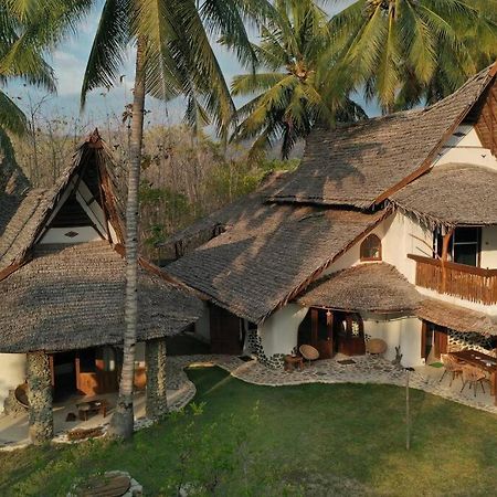 Beach-Front Sumbawa Surf House Lemonga Exterior foto